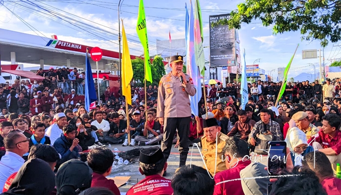 Kapolda Gorontalo Irjen Pol Widodo saat menanggapi tuntutan mahasiswa. [foto:juna/nusantara1]