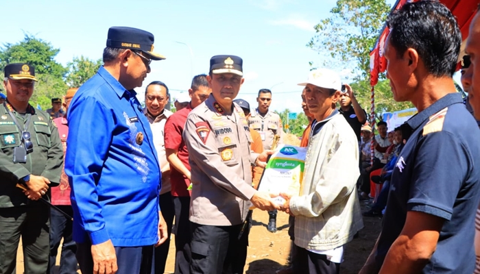 Kapolda Gorontalo Irjen Pol. Drs. Widodo saat menyerahkan bantuan ke petani di lokasi penanaman jagung. [foto:ist/humas polda]