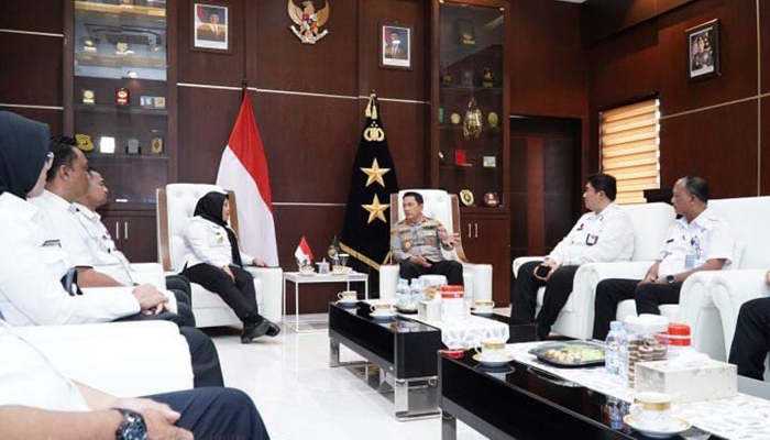 Kapolda Gorontalo Irjen Pol. Drs. Widodo, saat menerima kunjungan Kepala BNNP Gorontalo Brigjen Pol. Sri Bardiyati, bersama jajaran, Rabu 24 September 2025. [foto:ist/humas]