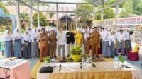 Anggota DPR RI, Rusli Habibie (tengah kemeja putih) foto bersama usai sosialisasikan Empat Pilar Kebangsaan di SMA Negeri 1 Limboto Barat. [foto:ist/tim kerja rusli habibie]
