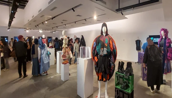 Karya seni rupa ditampilkan dalam pameran sekaligus tugas akhir mahasiswa dan mahasiswi Fakultas Seni Rupa dan Desain Institut Kesenian Jakarta (FSRD IKJ) di TIM, Jakarta pada Senin 8 September 2025. [foto:ist]