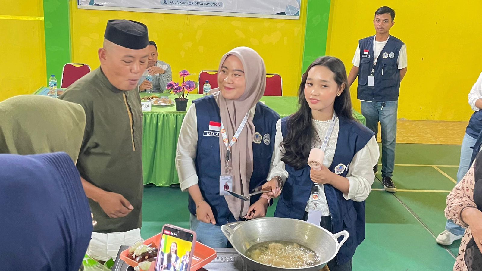 Mahasiswa KKN UNG di Desa Payunga, Kecamatan Batudaa, Kabupaten Gorontalo saat memberikan pelatihan kepada masyarakat. [foto: ist/mahasiswakkn]