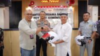 Dirlantas Polda Gorontalo Kombes Pol Lukman Cahyono bersama Kepala Jasa Raharja Gorontalo Eko Prasetyo, serta Kepala Bidang Pendapatan Badan Keuangan Provinsi Gorontalo Yendi Dude saat penyerahan helm ke masyarakat, Jumat, 19 September 2025. [foto: ist/jasaraharja]