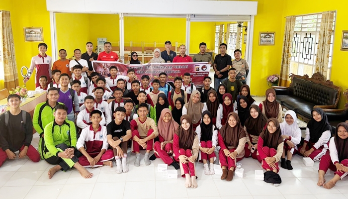 Foto bersama Ditresnarkoba Polda Gorontalo dengan siswa dan guru SMA Negeri 3 Gorontalo Utara, Jumat 3 Oktober 2025. [foto:ist/humas polda]