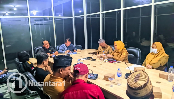 Ketua DPRD Kabupaten Gorontalo, Zulfikar Usira saat pimpin RDP Komisi III terkait permasalahan limbah pabrik di Tabongo. [foto:juna/nusantara1]