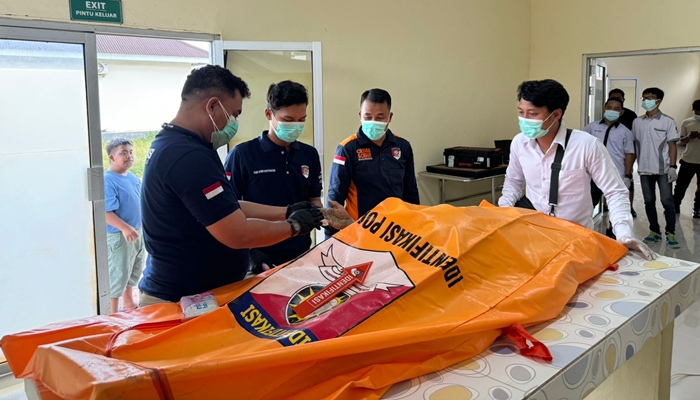 Proses identifikasi mayat yang ditemukan di Sungai Bone. [foto:ist/humas polda]