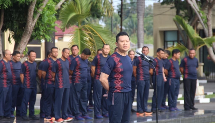 Kabid Dokkes Polda Gorontalo Kombes Pol. dr. Mintarya Suriyanto, saat memimpin apel Jumat, 3 Oktober 2025. [foto:ist/humas polda]