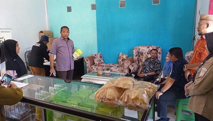 Komisi II DPRD Provinsi Gorontalo saat melakukan peninjauan aktivitas produksi PT Moringa, di Desa Pilohayanga, Kecamatan Telaga, Kabupaten Gorontalo, Selasa, 14 Oktober 2025. [foto:ist/setwan]