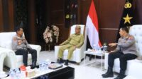 Bupati Bone Bolango, Ismet Mile (tengah) saat berkunjung ke Mapolda Gorontalo guna meningkatkan sinergitas. [foto:ist/humas polda]