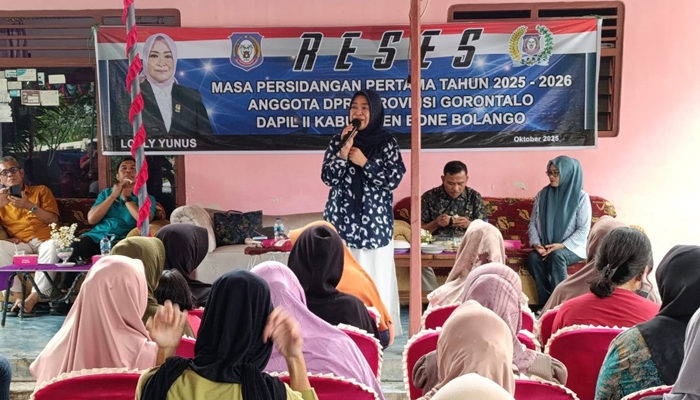 Anggota DPRD Provinsi Gorontalo, Loly Yunus saat melakukan reses di Kelurahan Padengo, Kecamatan Kabila, Kabupaten Bone Bolango. [foto:ist/humas]