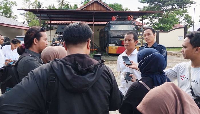 Kasubdit IV Tipidter Ditreskrimsus Polda Gorontalo AKBP Firman Taufik saat diwawancarai, Rabu, 22 Oktober 2025. [foto:ist/humas]