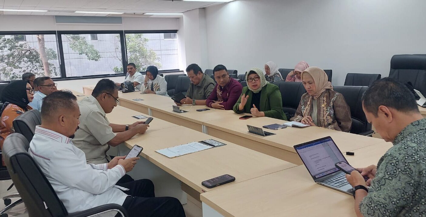 DPRD saat melakukan pertemuan dengan Kementrian Lingkungan Hidup dan Kehutanan (KLHK). [foto: ist/setwan]