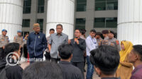 Massa aksi demonstrasi di DPRD Provinsi Gorontalo, Senin, 20 Oktober 2025 yang disambut sejumlah anggota dewan. [foto: fikarbuntuan/nusantara1]