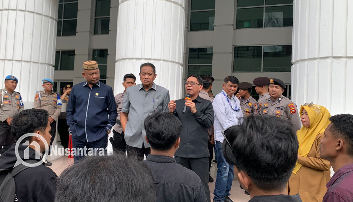Massa aksi demonstrasi di DPRD Provinsi Gorontalo, Senin, 20 Oktober 2025 yang disambut sejumlah anggota dewan. [foto: fikarbuntuan/nusantara1]
