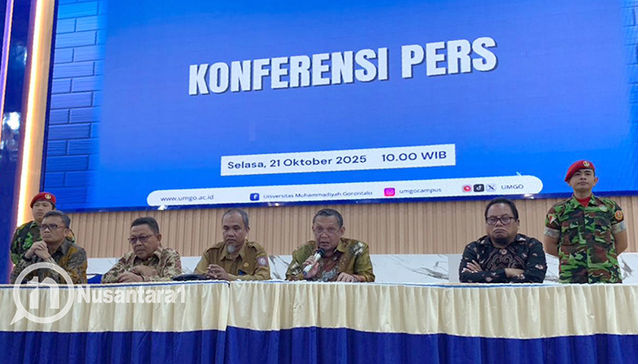 Rektor UMGO, Prof. Kadim (ketiga kanan) dan sejumlah pimpinan kampus saat melaksanakan konferensi pers, Selasa, 20 Oktober 2025. [foto: fikarbuntuan/nusantara1]