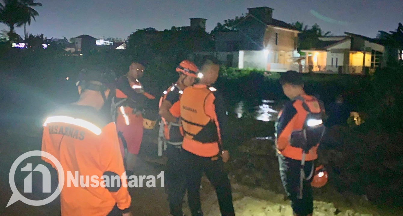 Tim Basarnas saat mulai melakukan pencarian terhadap Awal Mohamad (10) yang hanyut di Sungai Bulango, Keluarahan Donggala, Kecamatan Hulonthalangi, Kota Gorontalo, Senin sore, 13 Oktober 2025. [foto: fikarbuntuan/nusantara1]