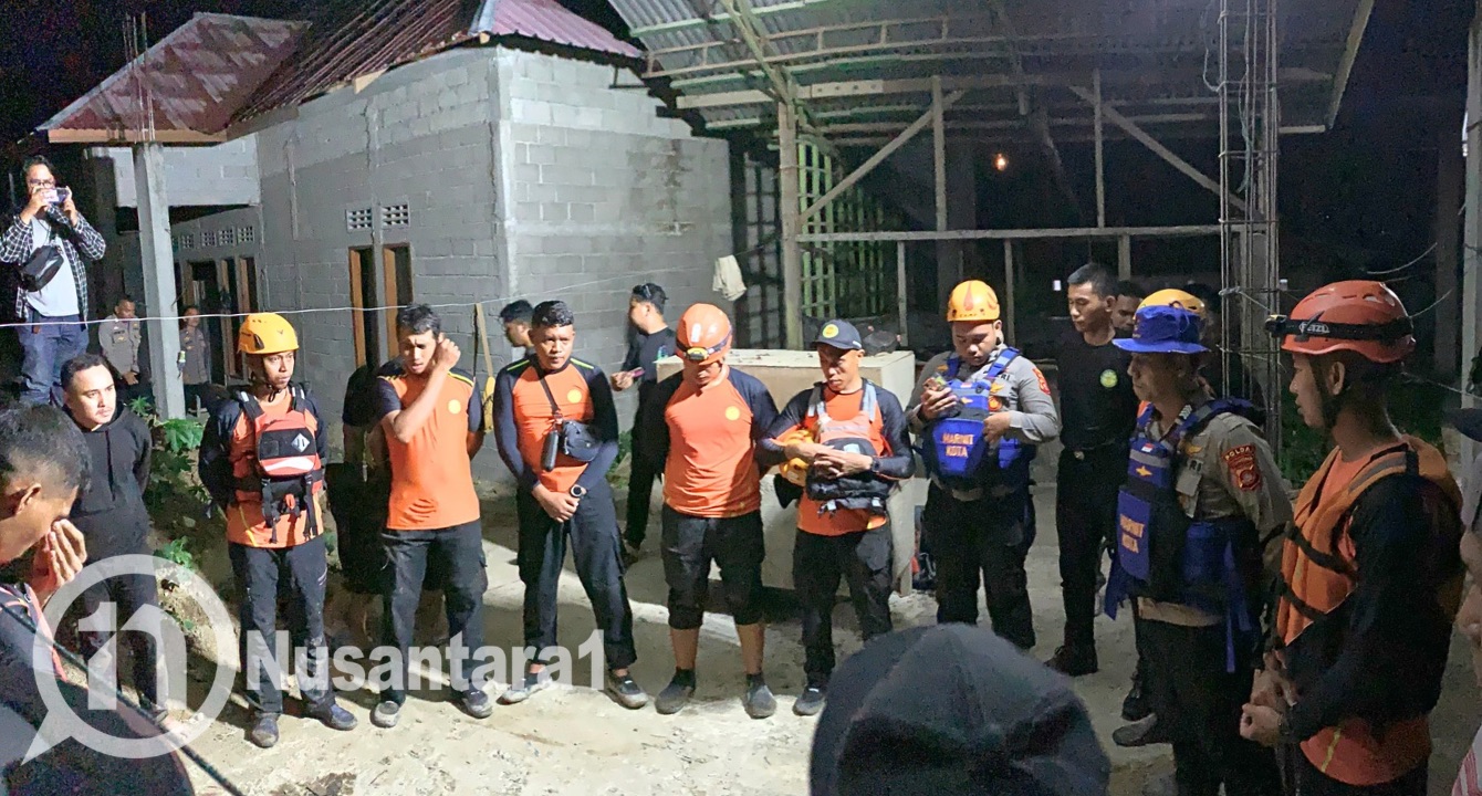 Tim SAR Gabungan saat melakukan evaluasi pencarian hari pertama terhadap Awal Mohamad (10) bocah yang dinyatakan hanyut di Sungai Bulango, Kelurahan Donggala, Kecamatan Hulontalangi, Kota Gorontalo, Senin sore, 13 Oktober 2025, sekitar pukul 16.30 Wita. [foto: fikarbuntuan/nusantara1]
