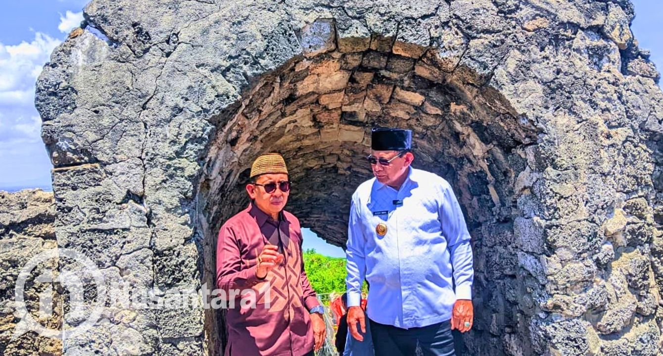 Menteri Kebudayaan RI, Fadli Zon diaampingi Gubernus Gorontalo, Gusnar Ismail tinjau Situs Benteng Otanaha. [foto:juna/nusantara1]