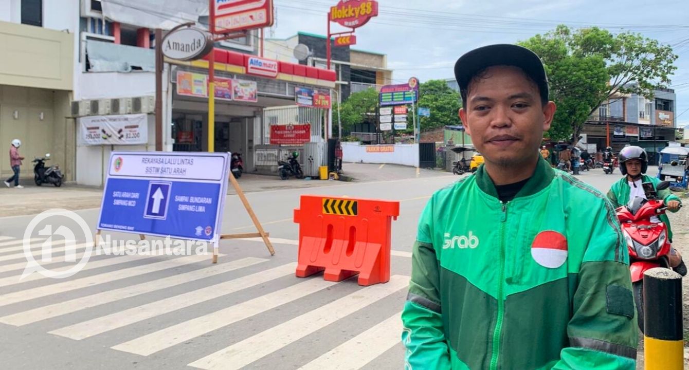 Wahyu, salah seorang pengendara Ojek Online saat diwawancarai, Senin, 27 Oktober 2025. [foto: fikarbuntuan/nusantara1]