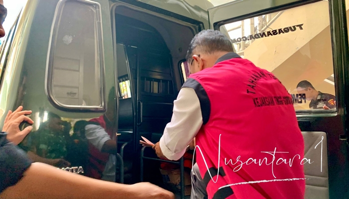 Mantan Kadis PUPR Provinsi Gorontalo, Handoyo Sugiharto saat digiring masuk ke mobil Kejati usai ditetapkan sebagai tersangka dalam dugaan kasus korupsi Kanal Tanggidaa, Selasa, 7 Oktober 2025. [foto: fikar/nusantara1]