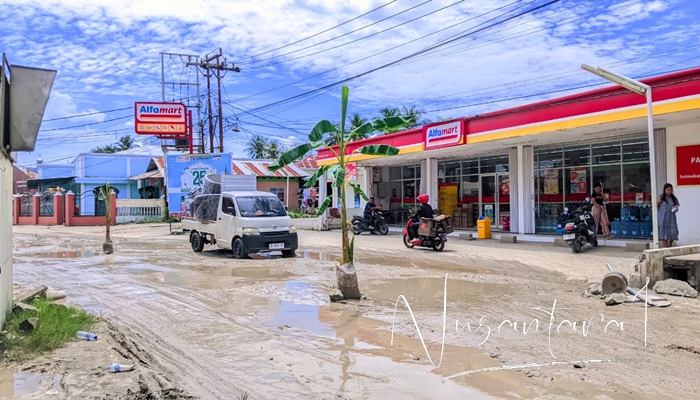Jalan rusak di Desa Hulawa yang ditanami Pohon Pisang. [foto:juna/nusantara1]