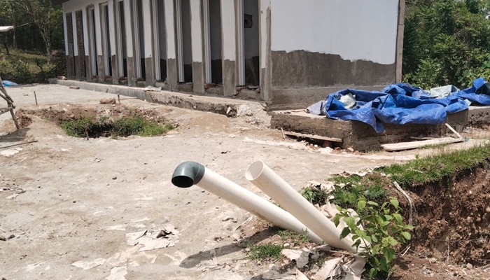 Pembangunan fasilitas seperti MCK di Bumi Perkemahan Bongohulawa, Kabupaten Gorontalo hingga saat ini belum rampung. [foto:ist/karang taruna]