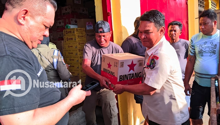 Ribuan botol miras disita di salah satu toko kawasan Pasar Jajan Kota Gorontalo. [foto:juna/nusantara1]