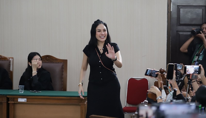 Nikita Mirzani tersenyum usai menjalani sidang putusan di Pengadilan Negeri Jakarta Selatan, Selasa 28 Oktober 2025. [foto:ist/sindo]