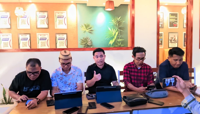 Kuasa Hukum Maghfira Makmur saat memberi keterangan pers terkait pemecatan kliennya. [foto:juna/nusantara1]