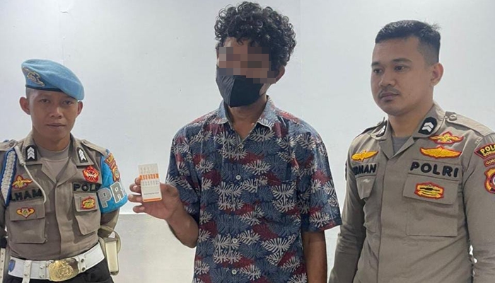 Tersangka KS (tengah) saat memperlihatkan hasil tes urine. [foto:ist/humas]