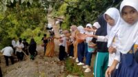 Siswa SMP 3 Telaga Biru gotong royong perbaiki jalan rusak menuju sekolah. [foto:isr/humas smp3]