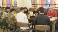 Komunitas ‘Titik Kumpul Literasi’ saat bertemu dengan Teguh Santosa (kaos hitam), Kamis malam 2 Oktober 2025 di kawasan Pos Bloc, Kota Medan. [foto:ist/jmsi]
