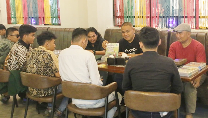 Komunitas ‘Titik Kumpul Literasi’ saat bertemu dengan Teguh Santosa (kaos hitam), Kamis malam 2 Oktober 2025 di kawasan Pos Bloc, Kota Medan. [foto:ist/jmsi]