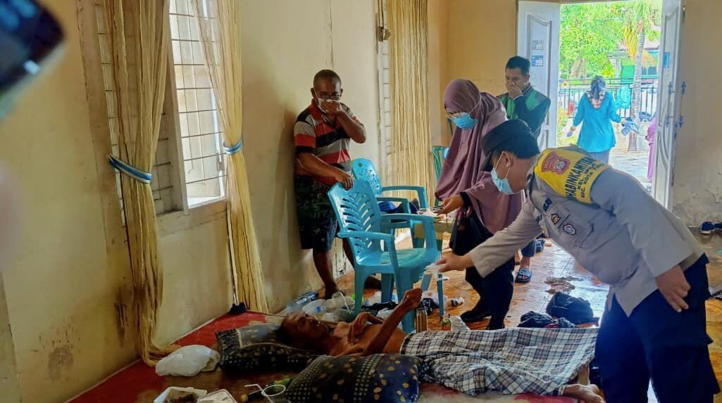 Proses evakuasi aparat gabungan terhadap seorang pria (46) di rumahnya, Jumat, 24 Oktober 2025. [foto:ist/humas]
