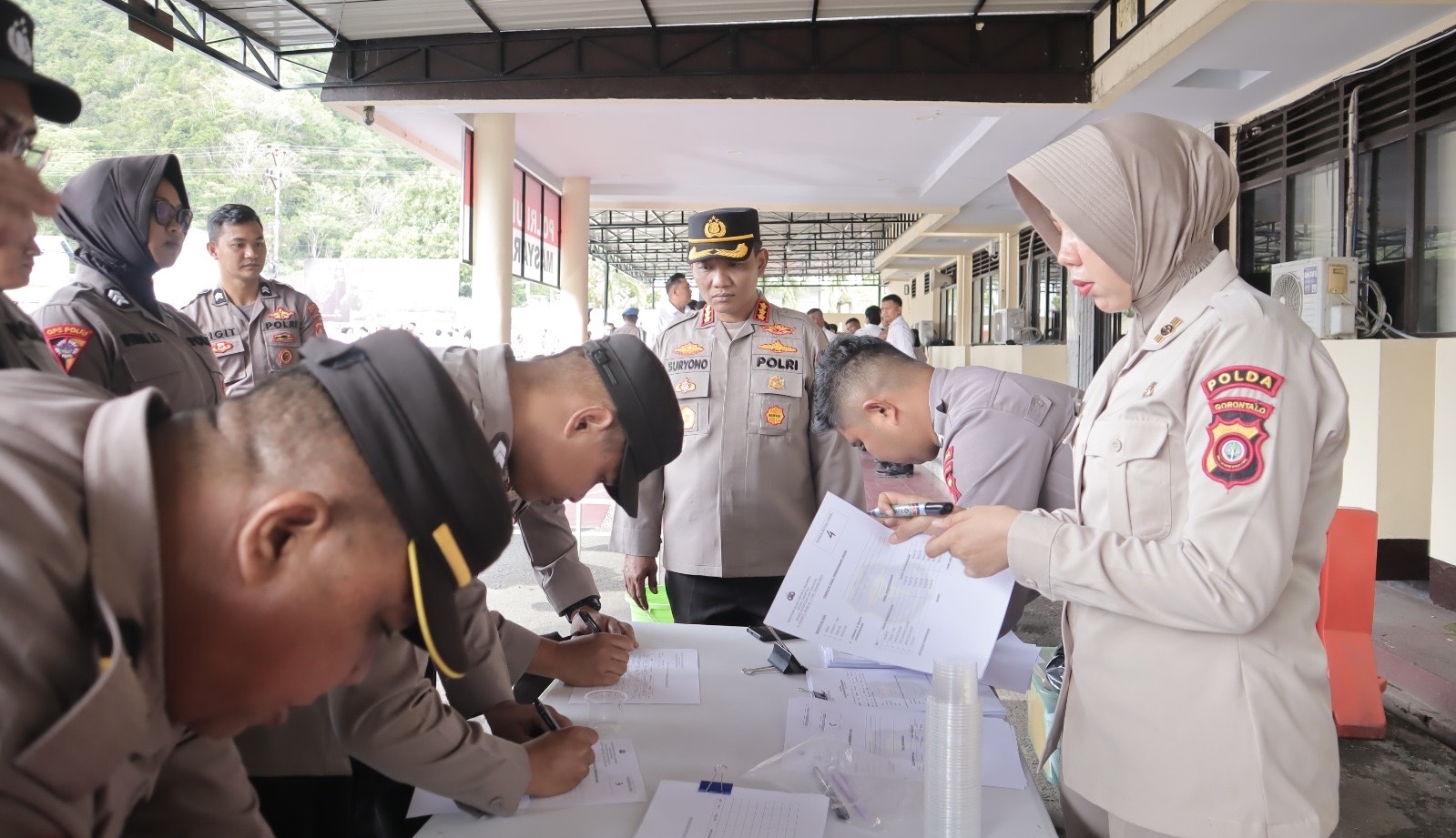 Sejumlah anggota polisi yang diberikan tindakan usai didapati beberapa pelanggaran oleh Polresta Gorontalo Kota. [foto: ist/humas]
