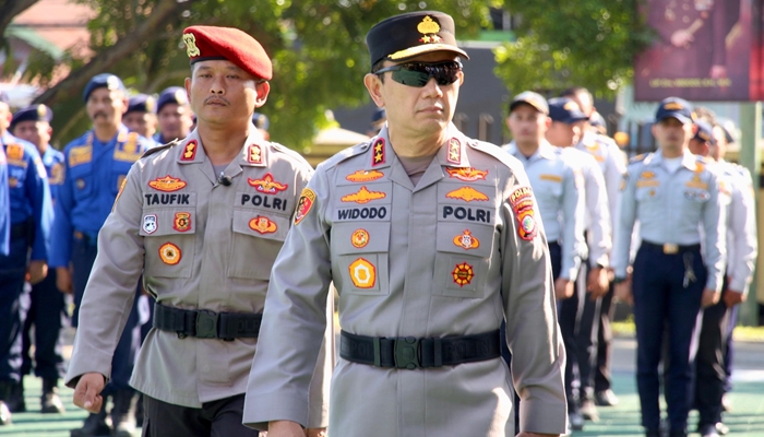 Kapolda Gorontalo, Irjen Pol. Drs. Widodo saat meninjau kesiapan personel dan alat untuk menyikapi siaga bencana. [foto:ist/humas polda]