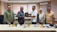 Ketua Komisi II DPRD Provinsi Gorontalo, Mikson Yapanto (kemeja putih) saat menyerahkan cinderamata ke Direktur Pendayagunaan Sumber Daya dan Pengamanan Hutan, Suharyono. [foto:iat/humas]