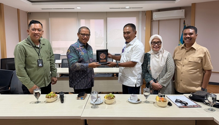 Ketua Komisi II DPRD Provinsi Gorontalo, Mikson Yapanto (kemeja putih) saat menyerahkan cinderamata ke Direktur Pendayagunaan Sumber Daya dan Pengamanan Hutan, Suharyono. [foto:iat/humas]