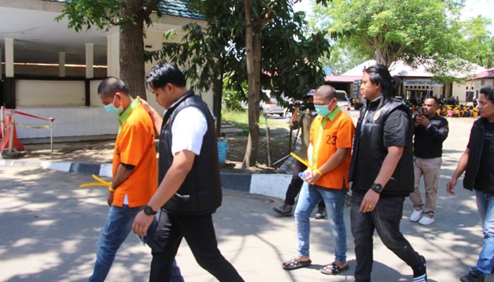 Pelaku pencurian baterai tower telekomunikasi saat digiring ke Mapolda Gorontalo. [foto:ist/humas polda]