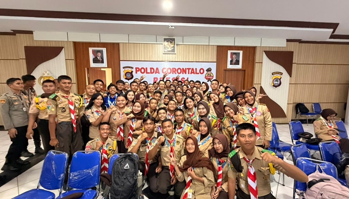 Foto bersama Kapolda Gorontalo Irjen Pol. Drs. Widodo dengan anggota Saka Bhayangkara. [foto:ist/humas]