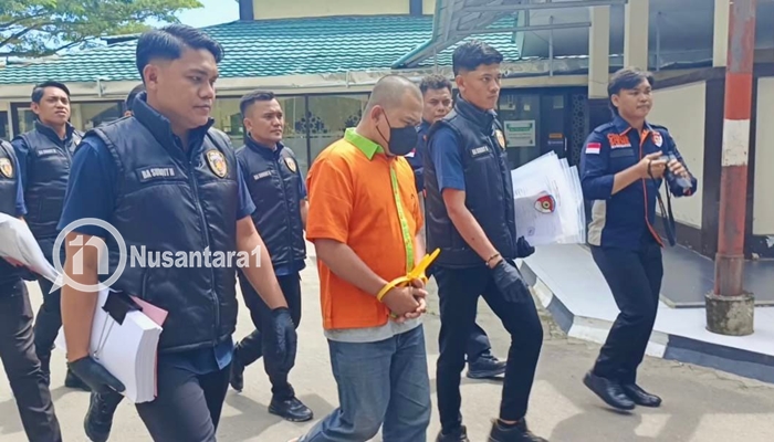 MY saat digiring untuk dihadirkan dalam konferensi pers di Polda Gorontalo, Selasa, 11 November 2025. [foto:fikar/nusantara1]
