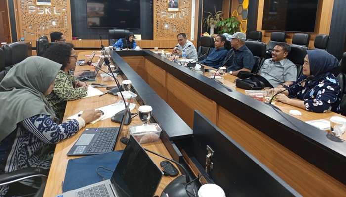 Komisi II DPRD Provinsi Gorontalo saat pertemuan bersama Kementerian Lingkungan Hidup dan Kehutanan (KLHK), Jumat, 14 November 2025. [foto: ist/setwan]
