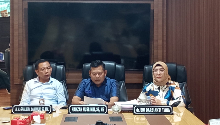 Dari kiri ke kanan: Sekretaris Komisi IV, Ghalieb Lahidjun, Wakil Ketua Komisi IV, Hamzah Muslimin dan anggota Komisi V, Sri Darsianti Tuna. [foto:ist/humas]