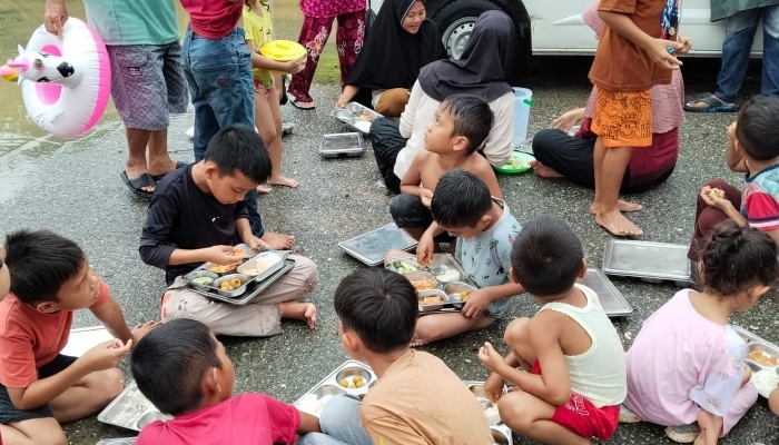 Anak-anak korban banjir mengonsumsi MBG. [foto:dok/humas gerindra]