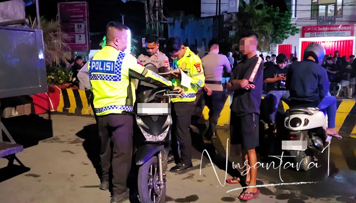 Polisi bubarkan aksi balap liar di kawasan bundaran saronde Kota Gorontalo. [foto:juna/nusantara1]