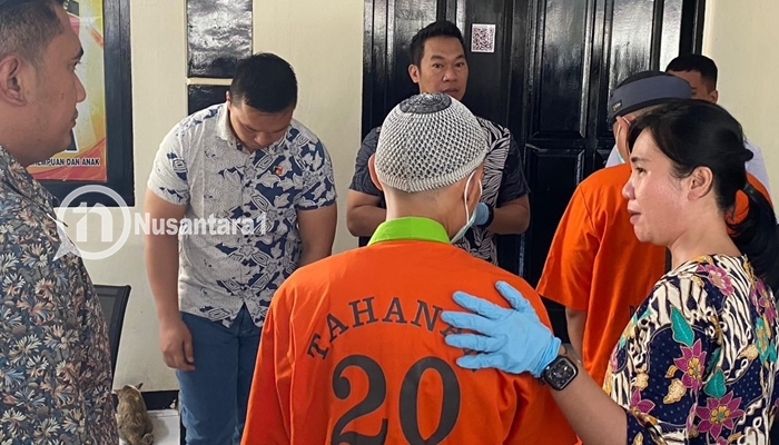 Tersangka MA (mengenakan baju tahanan Nomor 20) saat dihadirkan dalam konferensi pers, Jumat 21 November 2025. [foto:fikar/nusantara1]