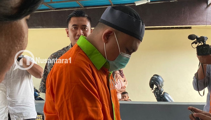 Cabul Anak Pacar Tersangka ADDB saat dihadirkan dalam konferensi pers, Jumat 21 November 2025. [foto:fikar/nusantara1