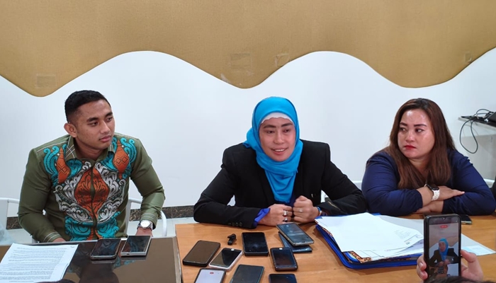 Dari kiri ke kanan: MAR, Eks Pengacara Pelapor, Dharma Wulan Makmur, salah satu saksi, yang sempat disebutkan oleh pihak keluarga korban pelecehan saat memberikan keterangan dalam konferensi pers, Kamis, 13 November 2025. [foto:fikar/nusantara1]