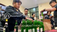 Ratusan botol minuman keras berbagai jenis yang berhasil disita Polsek Kota Utara dalam razia malam, Sabtu, 8 November 2025. [foto: fikarbuntuan/nusantara1]