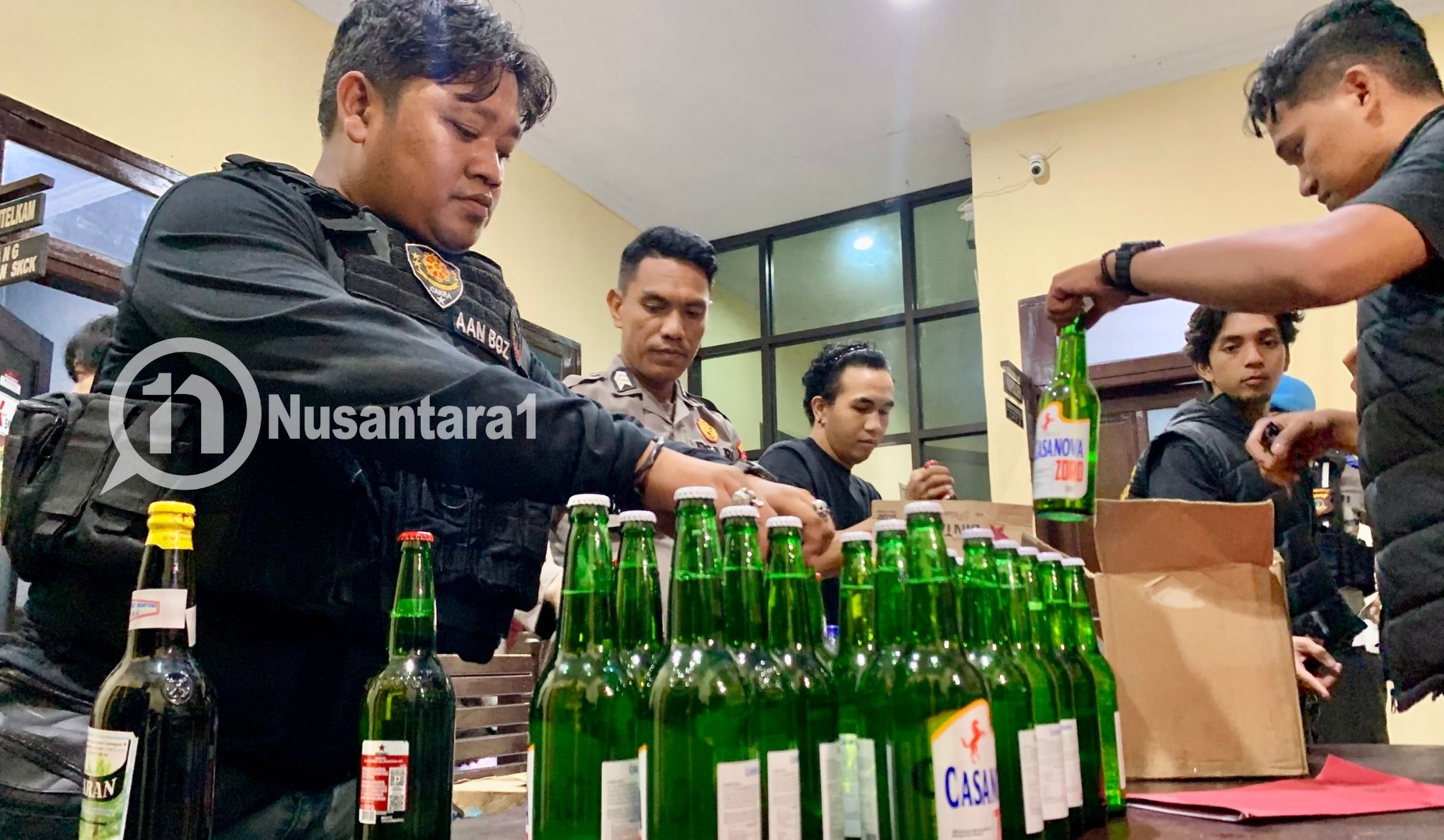 Ratusan botol minuman keras berbagai jenis yang berhasil disita Polsek Kota Utara dalam razia malam, Sabtu, 8 November 2025. [foto: fikarbuntuan/nusantara1]